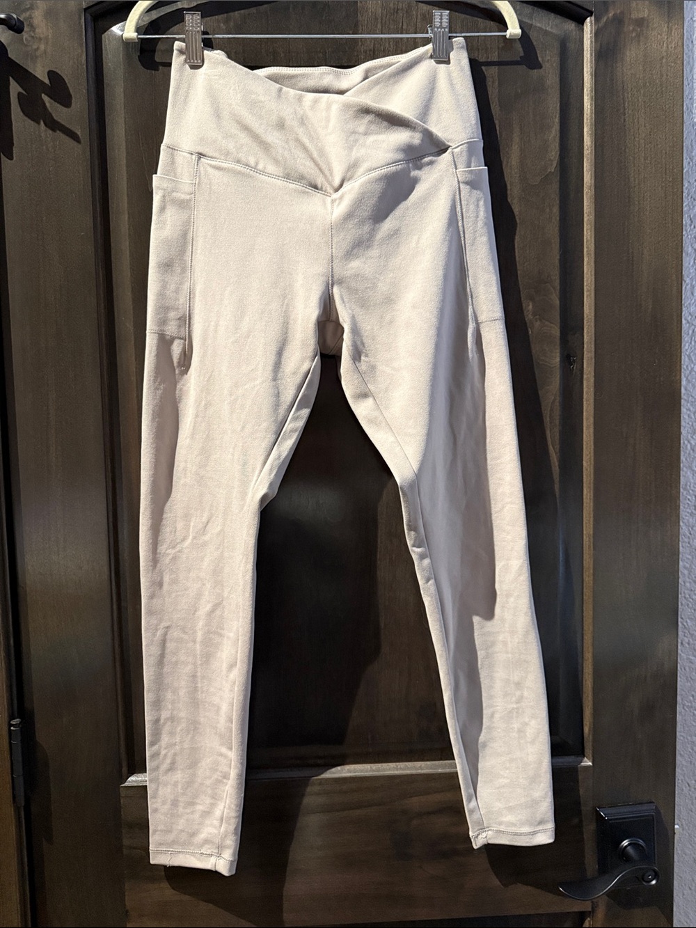 High-Waist V Front Pocket Leggings - Light Beige